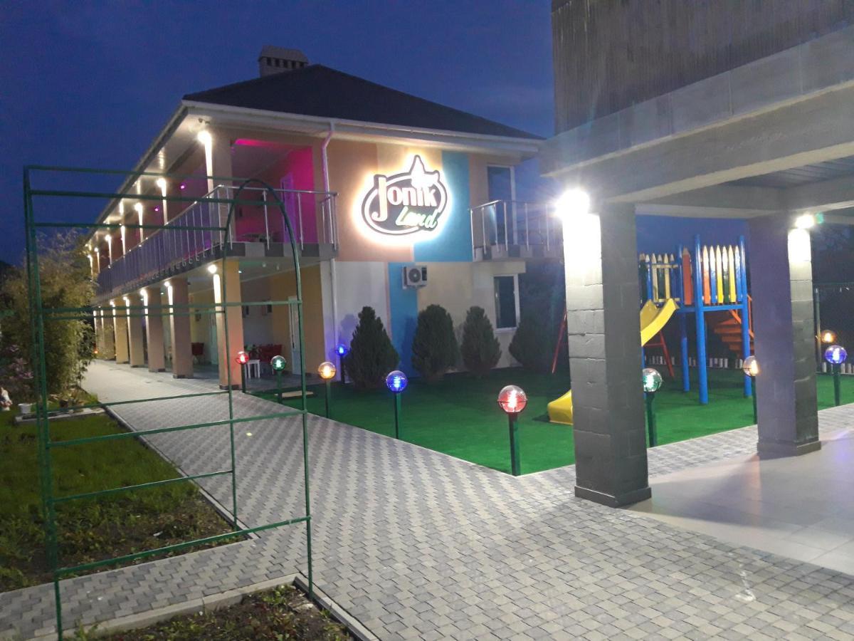 Jonik Land *